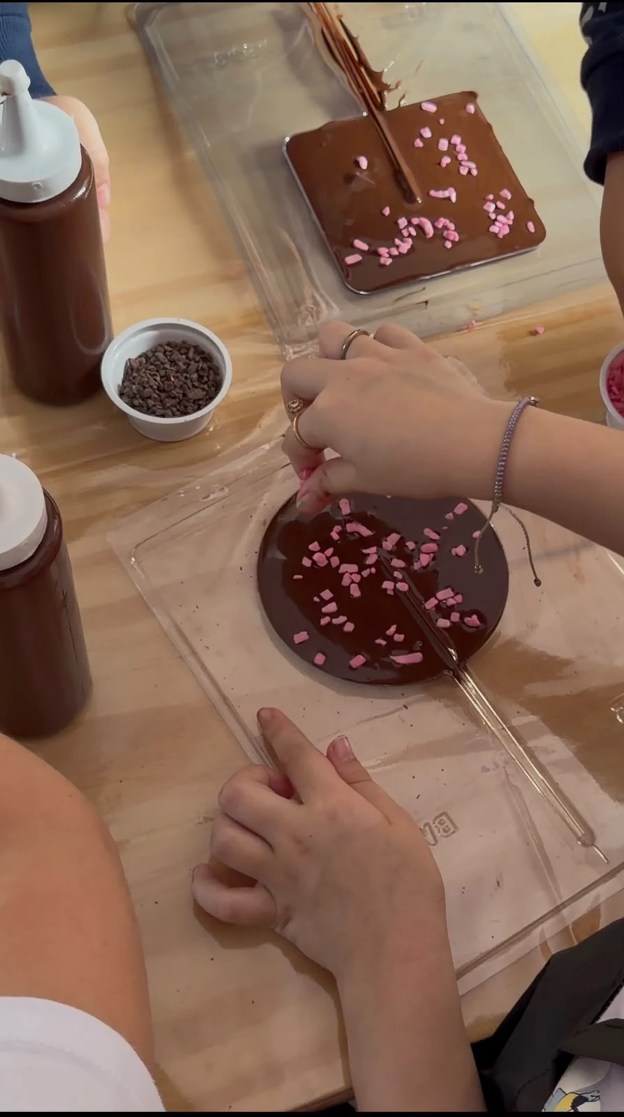 Crianças decorando chocolate na Ecoa Cacau