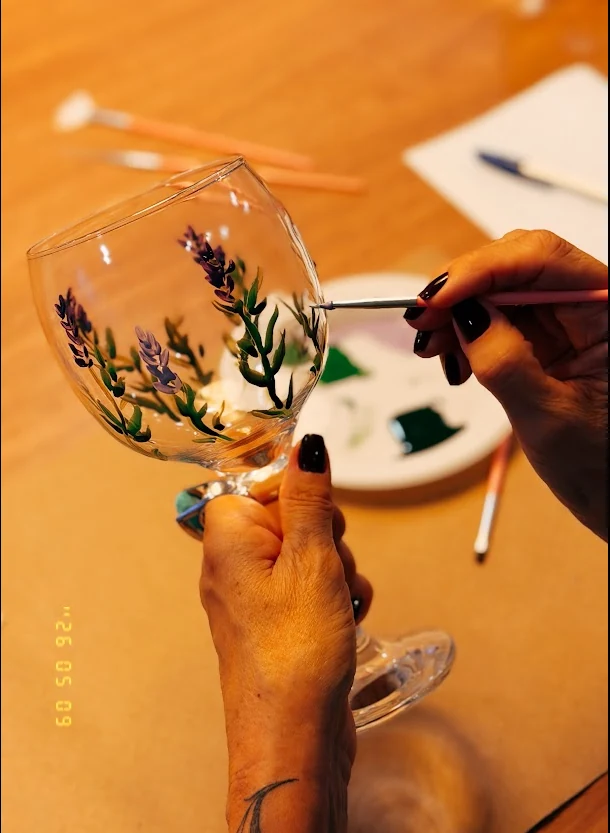 Pintura em taça no encontro de Dia das Mães